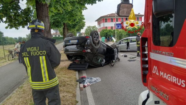 L’auto a zig zag per le strade e la polizia insegue, il finale è drammatico: chi era al volante.