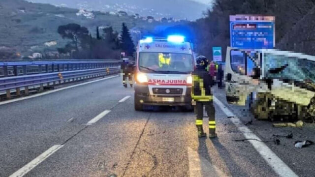 Spaventoso incidente in contromano in autostrada, il bilancio è tragico: dove e cosa è successo