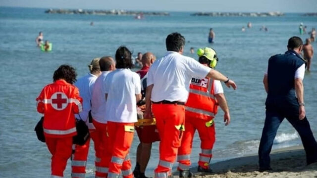 Tragedia al mare, muore davanti agli occhi dei bagnanti, non c’è stato nulla da fare: dove e cosa è successo