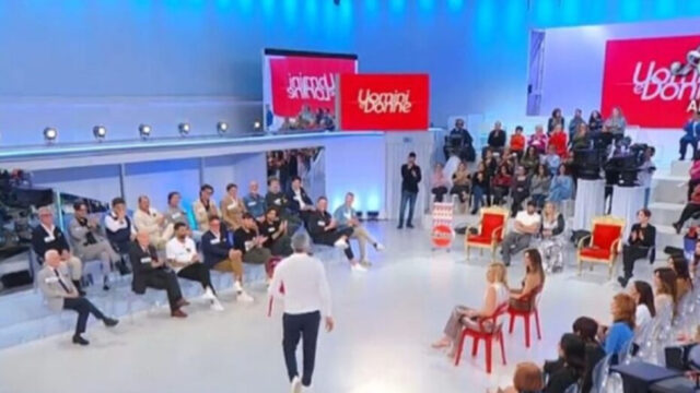 “Vado via per sempre” Uomini e Donne, l’amato protagonista lascia: l’annuncio 