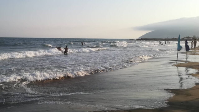 Tragedia in mare, muore travolta da un’onda, aveva 11 anni: dove e cosa è successo