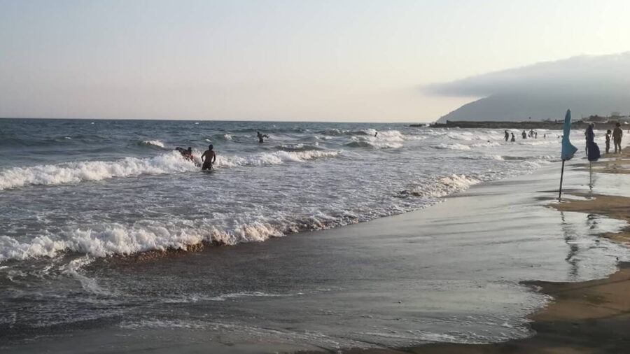 Tragedia in mare, muore travolta da un’onda, aveva 11 anni: dove e cosa è successo