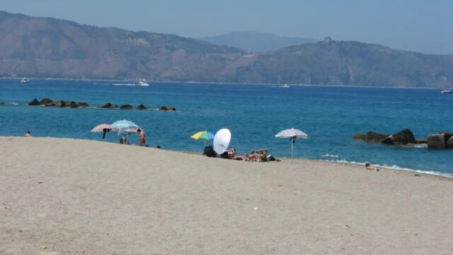 Tragedia in spiaggia, muore davanti ai bagnanti: poi l’episodio di vergogna