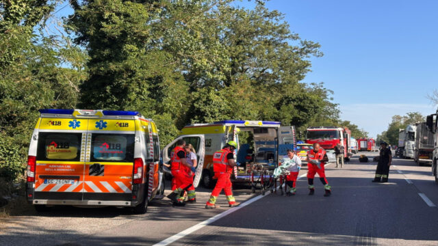 Maxi incidente sulla strada statale, sei mezzi coinvolti e ci sono vittime e numerosi feriti. La situazione è seria