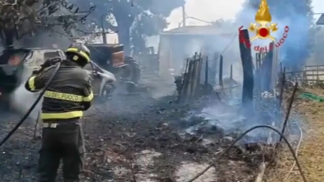 Incendio devastante in paese, evacuate abitazioni e interrotti i servizi ferroviari nella zona. È caos