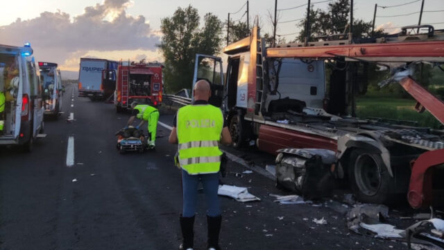Grave tamponamento in autostrada, rallentamenti e traffico in tilt, la situazione è seria: dove e cosa è successo 