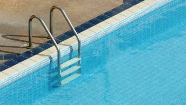 Trovato sul fondo della piscina dai genitori, purtroppo sono finite le speranze: era piccolissimo