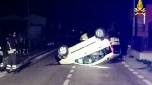 Drammatico incidente del sabato sera, si ribalta con la Panda: il bilancio è tragico