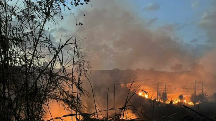 Spaventoso incendio nella città italiana, persone evacuate e strade chiuse: dove e cosa è successo 