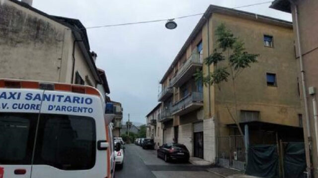Donna incinta precipita dal secondo piano, finisce in tragedia 