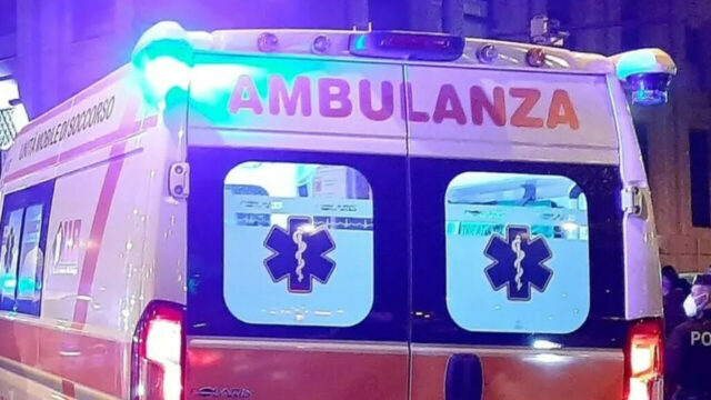 Si era arrampicato da solo, bimbo di 3 anni cade dal terzo piano: è un dramma