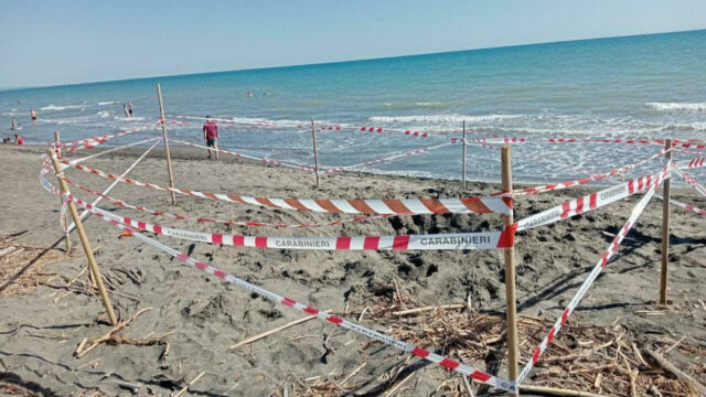 “Come è morto” Muore inghiottito da una buca nella sabbia, l’autopsia svela un dettaglio importante 