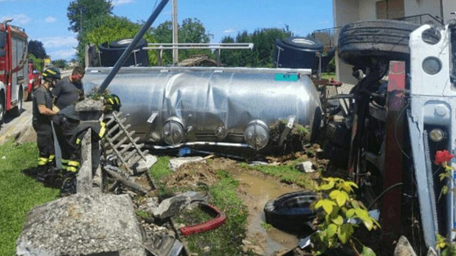 Paura per un incidente, cisterna di 15mila litri di vino si rovescia nel giardino di una casa. La situazione è seria
