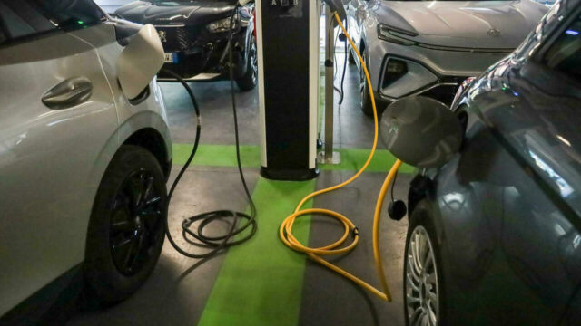 Tragedia in una concessionaria, dramma mentre ricarica l’auto elettrica: era molto giovane