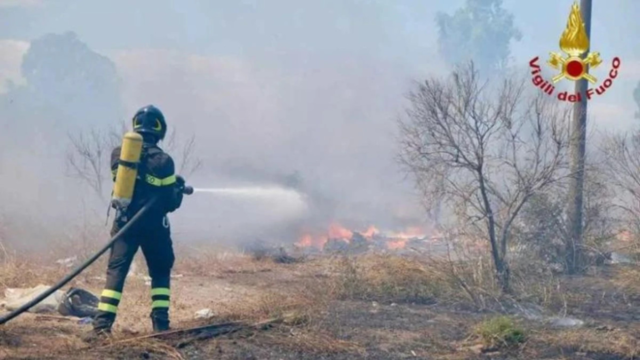 Spaventoso incendio vicino l’aeroporto italiano, voli sospesi