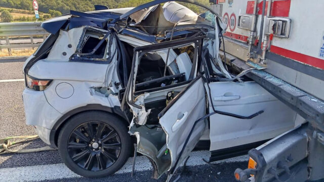 “Paura per il seggiolino trovato vuoto” Auto si schianta contro un tir e finisce sotto al semirimorchio. La situazione è seria
