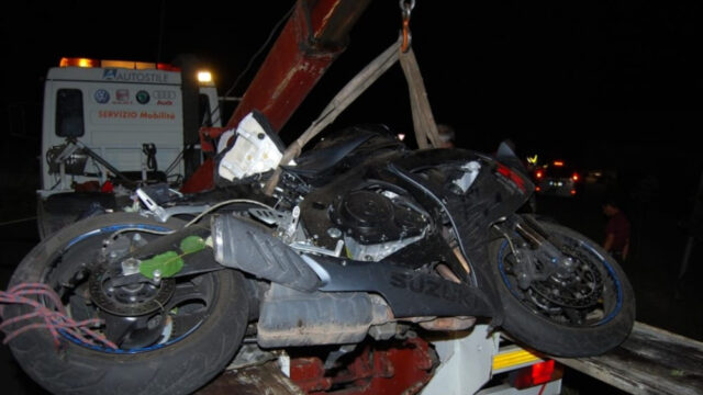 Scontro tra moto e auto nella notte: il bilancio è straziante