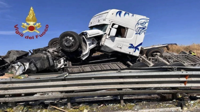 Tir si ribalta sulla strada, finisce in tragedia: dove e cosa è successo 