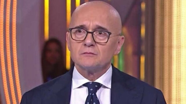 “Ci vediamo in tribunale” Alfonso Signorini nei guai, le dure accuse dell’ex amico lo mettono in difficoltà