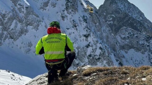 Tragedia in montagna, muore davanti agli occhi della figlia in circostanze spaventose: dove e cosa è successo