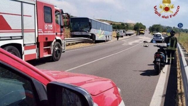Spaventoso schianto tra auto e pullman, impatto devastante, una donna è morta sul colpo: dove e cosa è successo