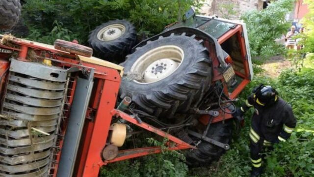 Muore travolta dal trattore di suo marito, la dinamica è tragica: dove e cosa è successo 