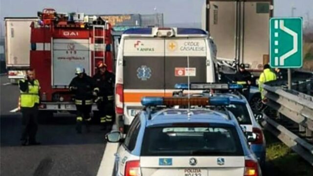 Incidente in autostrada per un pulmino con dei tifosi a bordo, disagi alla circolazione
