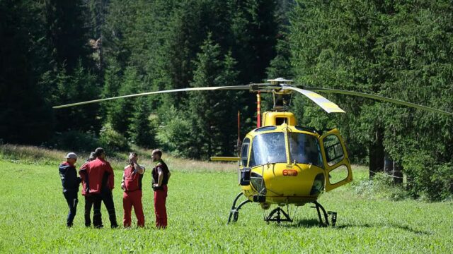 Muore precipitando nel vuoto in montagna: è successo tutto davanti agli occhi del marito 