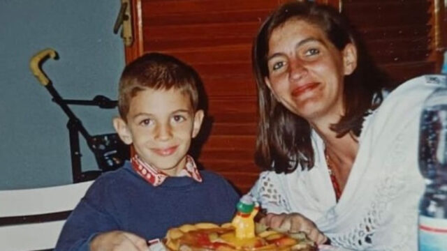 In questa foto era solo un bambino, oggi è uno dei cantanti più amati della musica italiana… avete capito di chi stiamo parlando? 