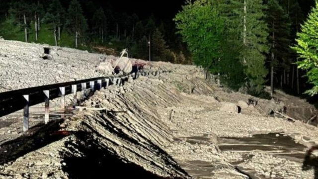 Maltempo in Italia, strade travolte da una frana, la situazione è drammatica