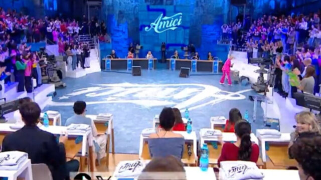 “Sì, è proprio lei!” La nuova insegnante di Amici beccata durante i provini dietro le quinte: sono tutti entusiasti