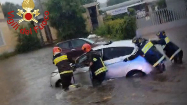 Violento nubifragio in Italia, strade allagate e automobilisti intrappolati nei veicoli. La situazione è seria