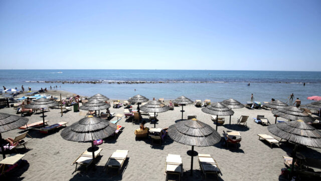 Tragedia al mare, muore sepolto dalla sabbia, aveva 17 anni: dove e cosa è successo