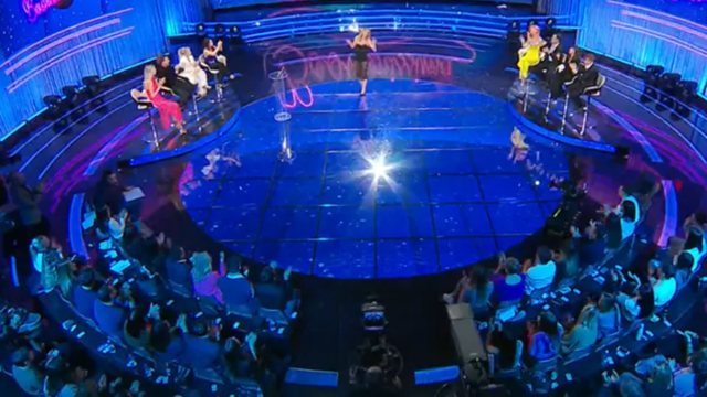 “Lei rimane fuori” Mediaset prende una drastica decisione sulla conduttrice dopo anni di successi: l’annuncio di Pier Silvio