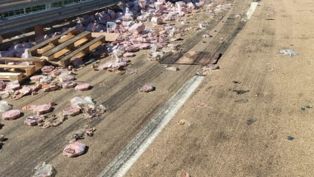 Dramma in autostrada, tir si ribalta e perde centinata di scatolette di tonno, traffico in tilt