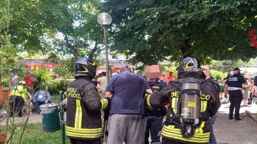 Incendio in un condominio, la situazione è drammatica