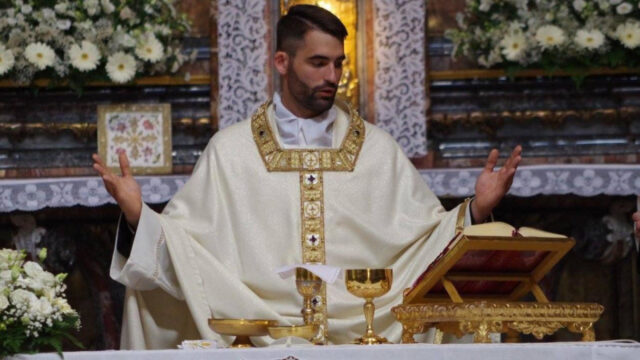 Non si presenta alla messa, poi la scoperta del corpo: nessuno poteva aspettarsi questo da Don Matteo, la comunità è sotto choc