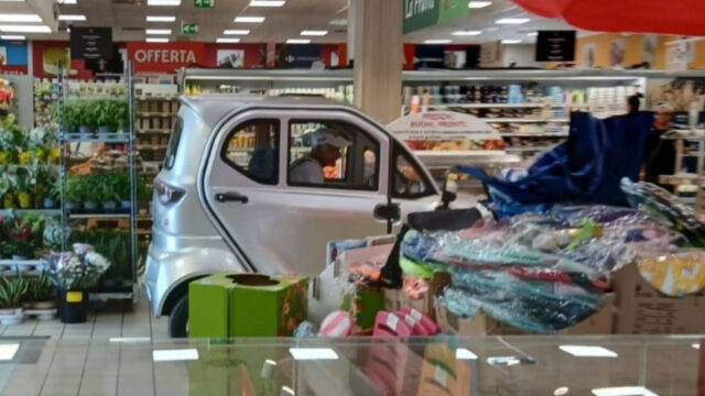 Entra con l’auto al supermercato, panico tra i clienti, poi la clamorosa scoperta sul conducente: perché lo ha fatto 