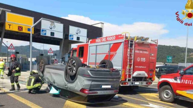 Auto si ribalta vicino al casello, la situazione è seria: dove e cosa è successo