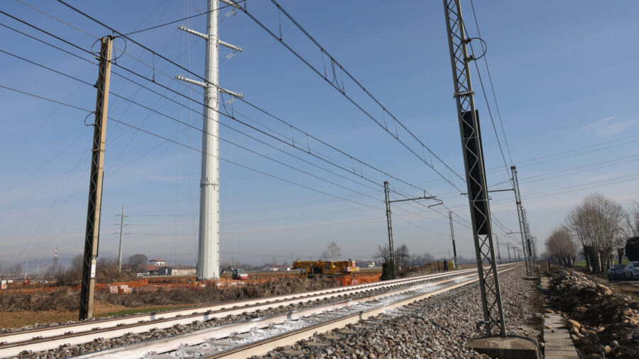 “Stava lavorando come sempre” Tragedia nel cantiere ferroviario, una famiglia piange un uomo