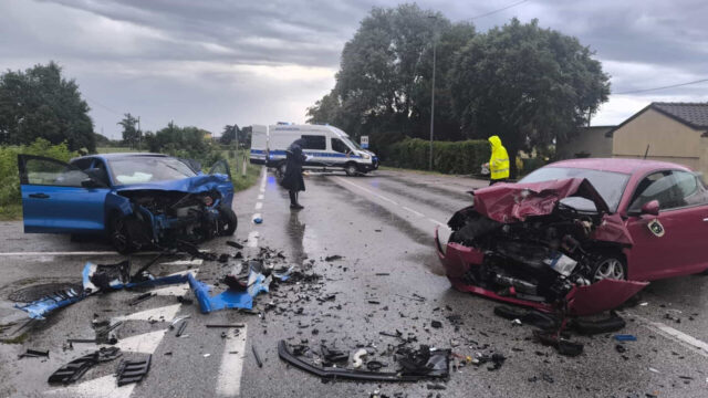 Incidente frontale sulla statale, due auto distrutte: traffico paralizzato. La situazione è seria