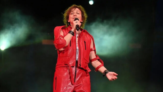 “Si è fatta male” Incidente sul palco per la cantante italiana durante un concerto, fan preoccupati: come sta ora 