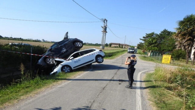 Spaventoso schianto tra due auto, il bilancio è grave: dove e cosa è successo