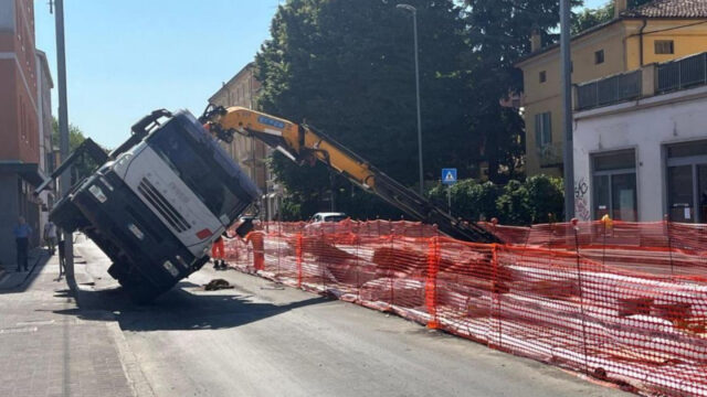 Drammatico incidente per un camion, traffico paralizzato e soccorsi sul posto