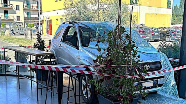 Auto piomba sulla vetrata di una pasticceria, finisce malissimo: dove e cosa è successo