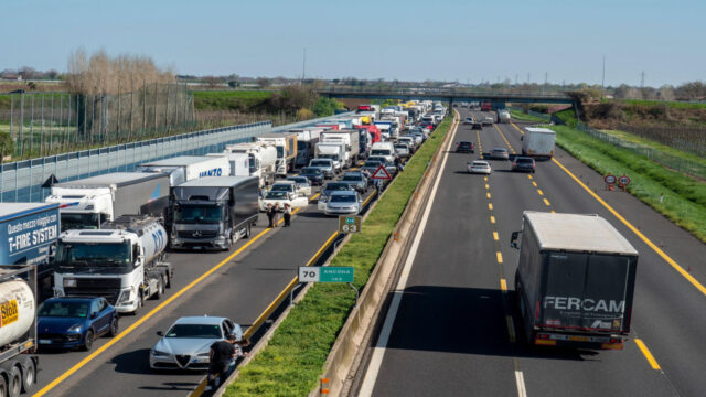 Maxi incidente in autostrada tra sei veicoli, traffico in tilt e code chilometriche: dove e cosa è successo