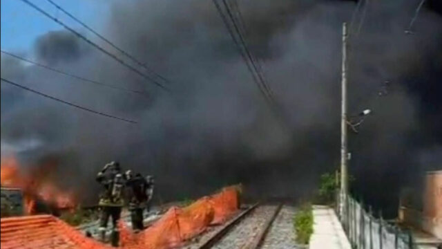 Spaventoso incendio sulla ferrovia, famiglie con bambini evacuate: cosa è successo