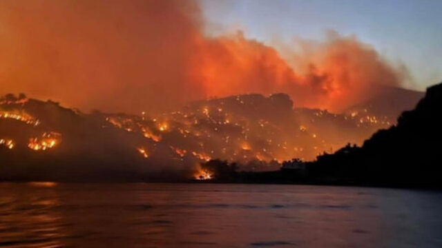 Drammatico incendio devasta la famosissima località delle vacanze, turisti e residenti in fuga: cosa sta succedendo