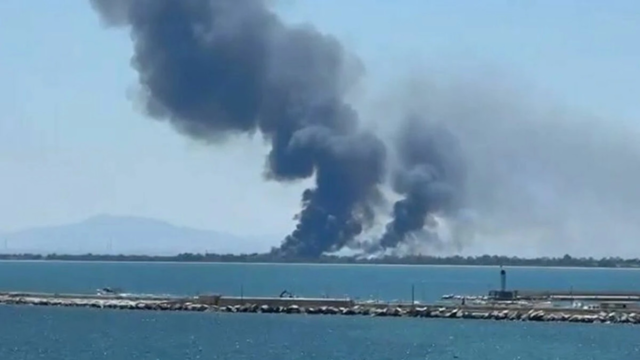 Fiamme altissime devastano la spiaggia Italiana, turisti in fuga, scatta l’emergenza incendi