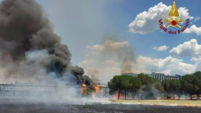 Un incendio devasta la strada principale, donna rimane intrappolata tra le fiamme in mezzo al traffico. La situazione è seria